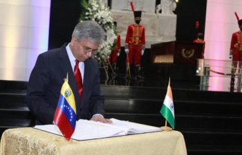 Secretary  (East) @AmbSaurabhKumar paid tribute at the National Pantheon in Caracas, the resting place of Simon Bolivar.